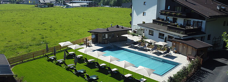 Sicht auf das beheizbare Freischwimmbad beim Hotel Blattlhof