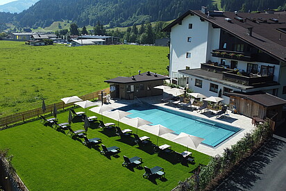Sicht auf das beheizbare Freischwimmbad beim Hotel Blattlhof